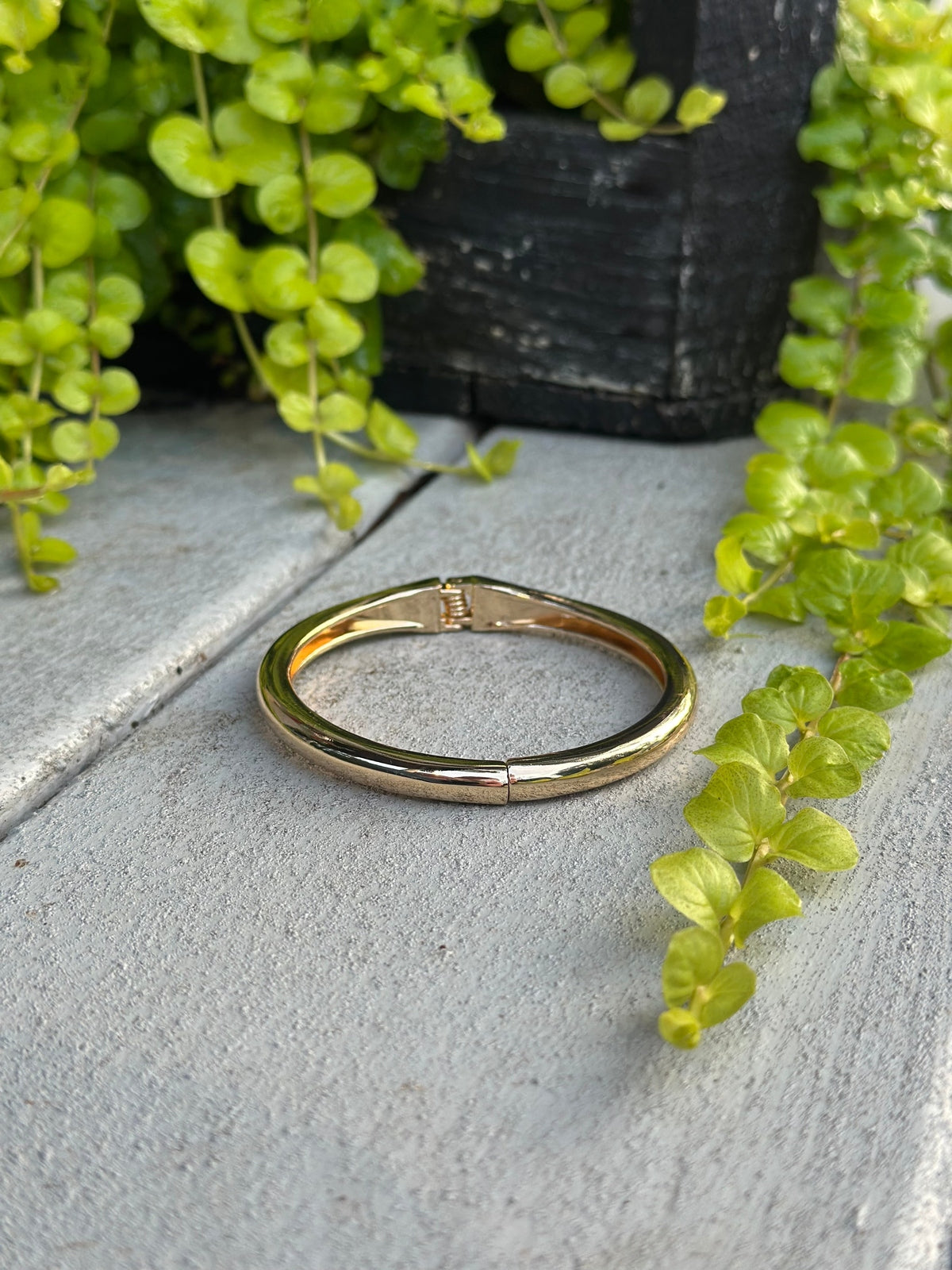 Polished gold hinged bangle