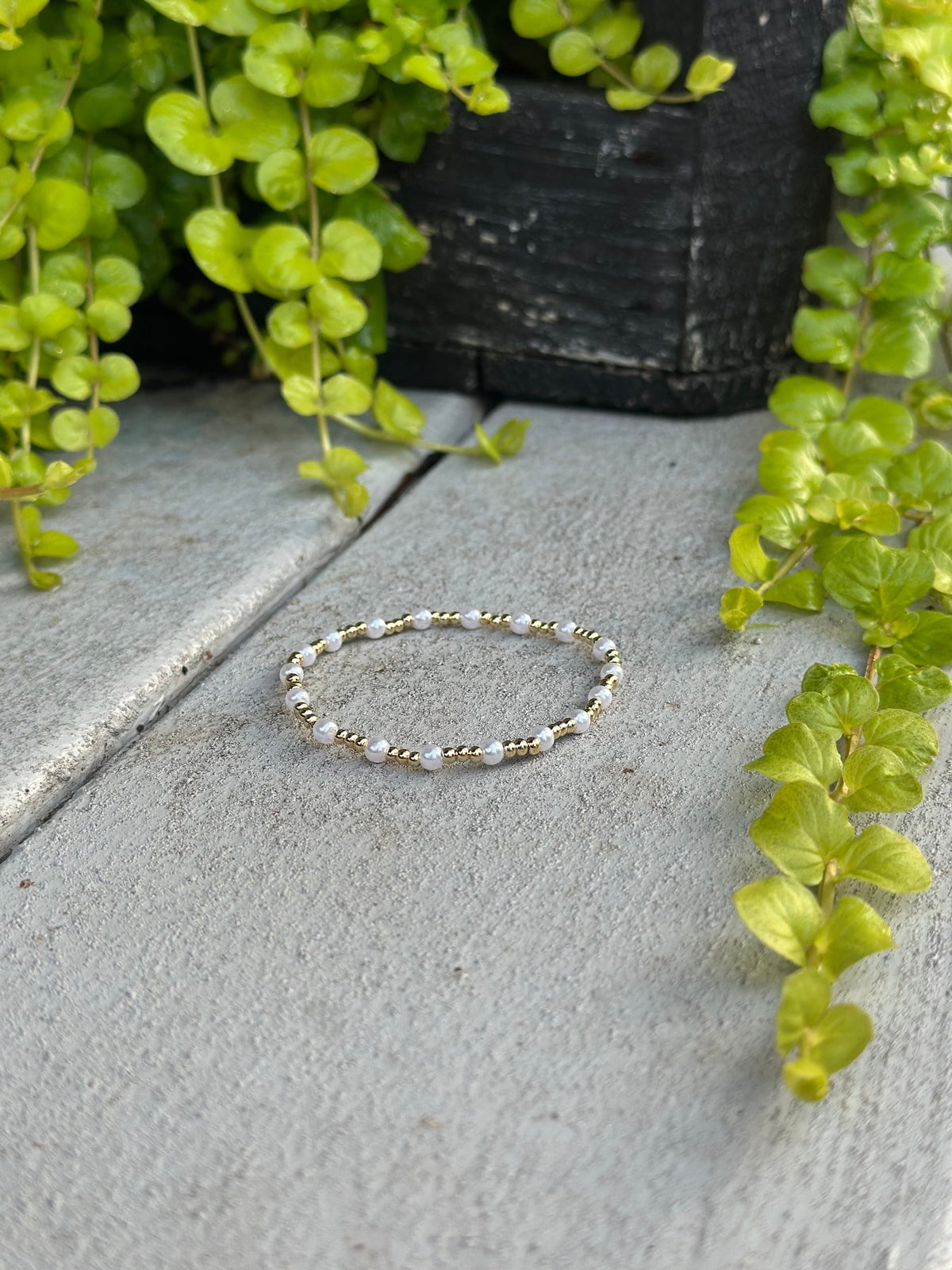 Gold and pearl beaded stretch bracelet