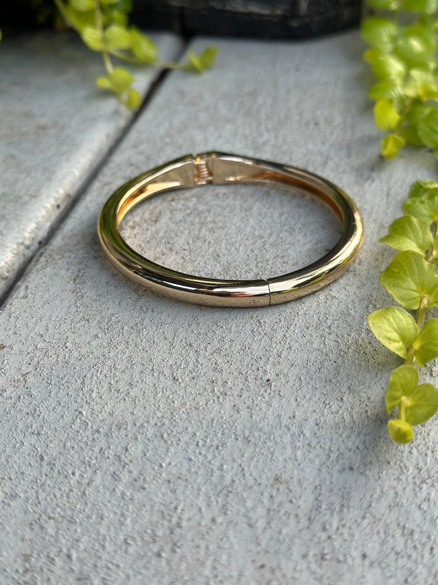 Polished gold hinged bangle
