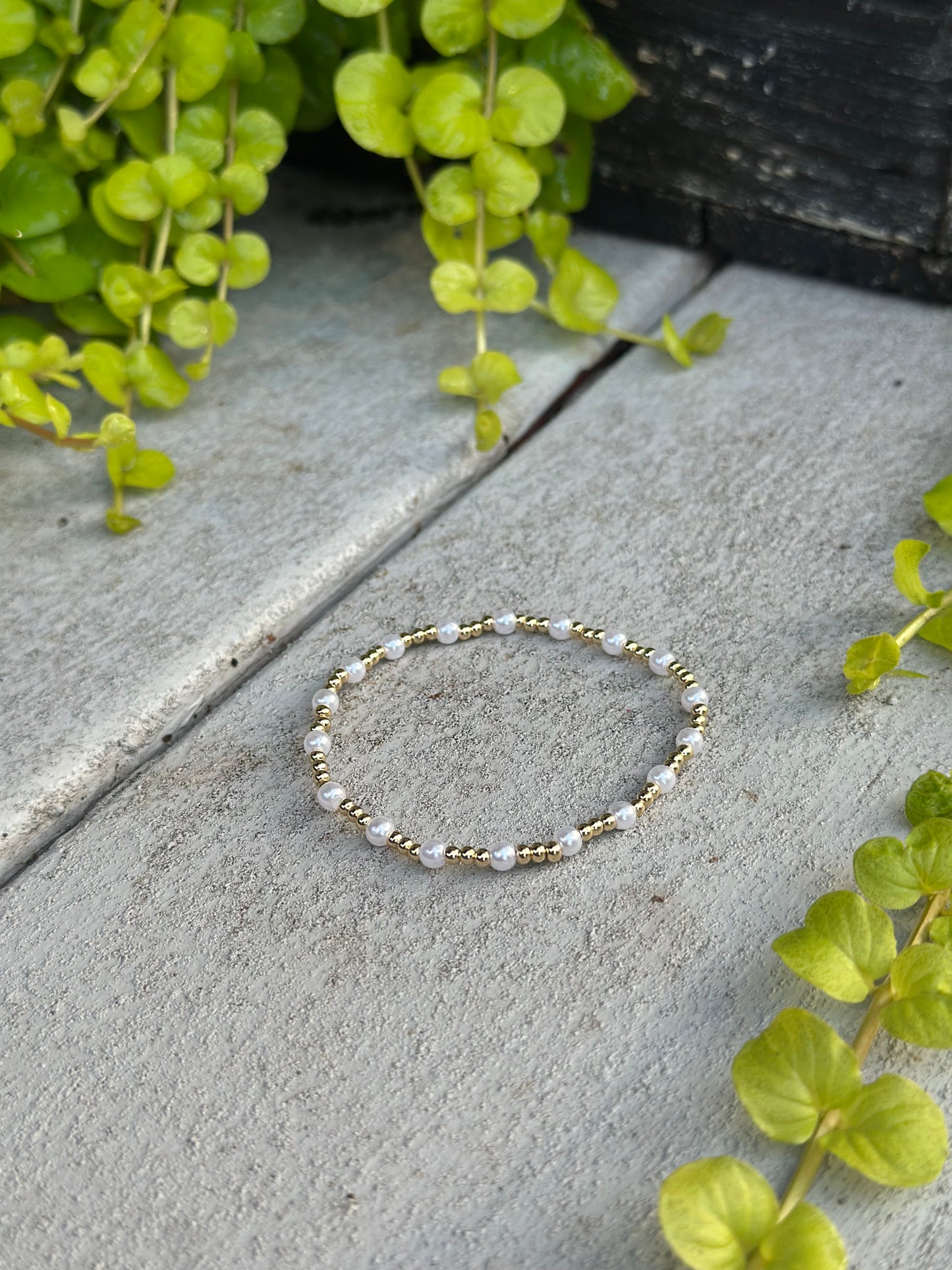 Gold and pearl beaded stretch bracelet