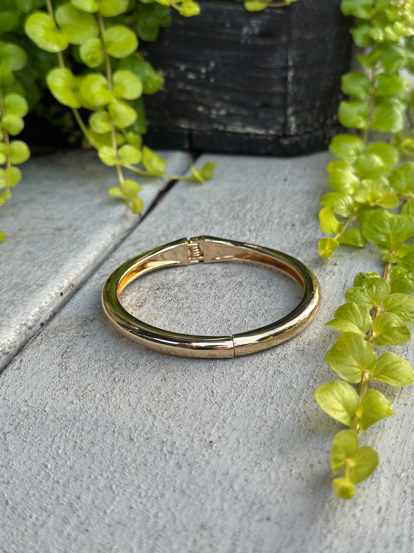 Polished gold hinged bangle