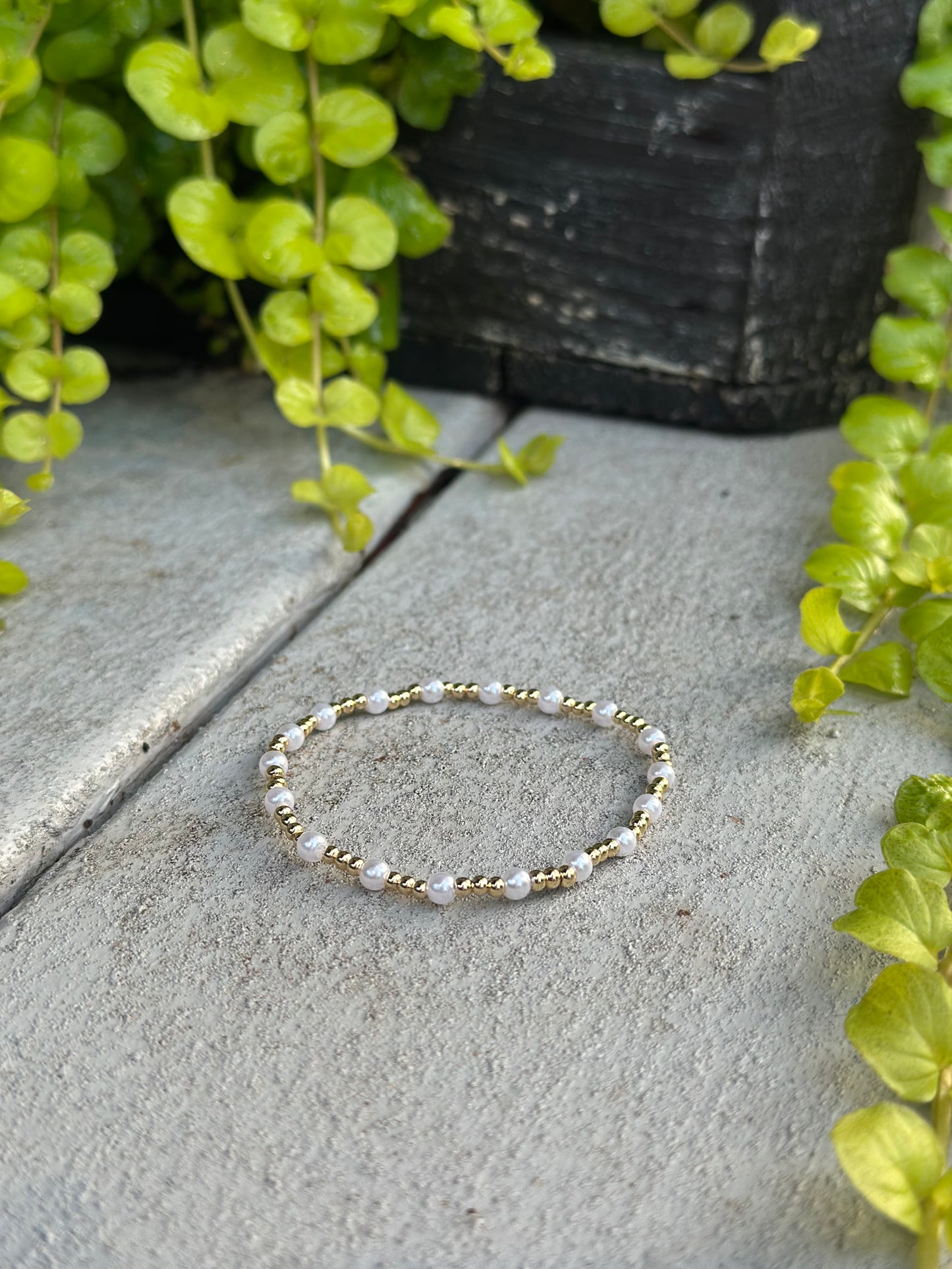Gold and pearl beaded stretch bracelet